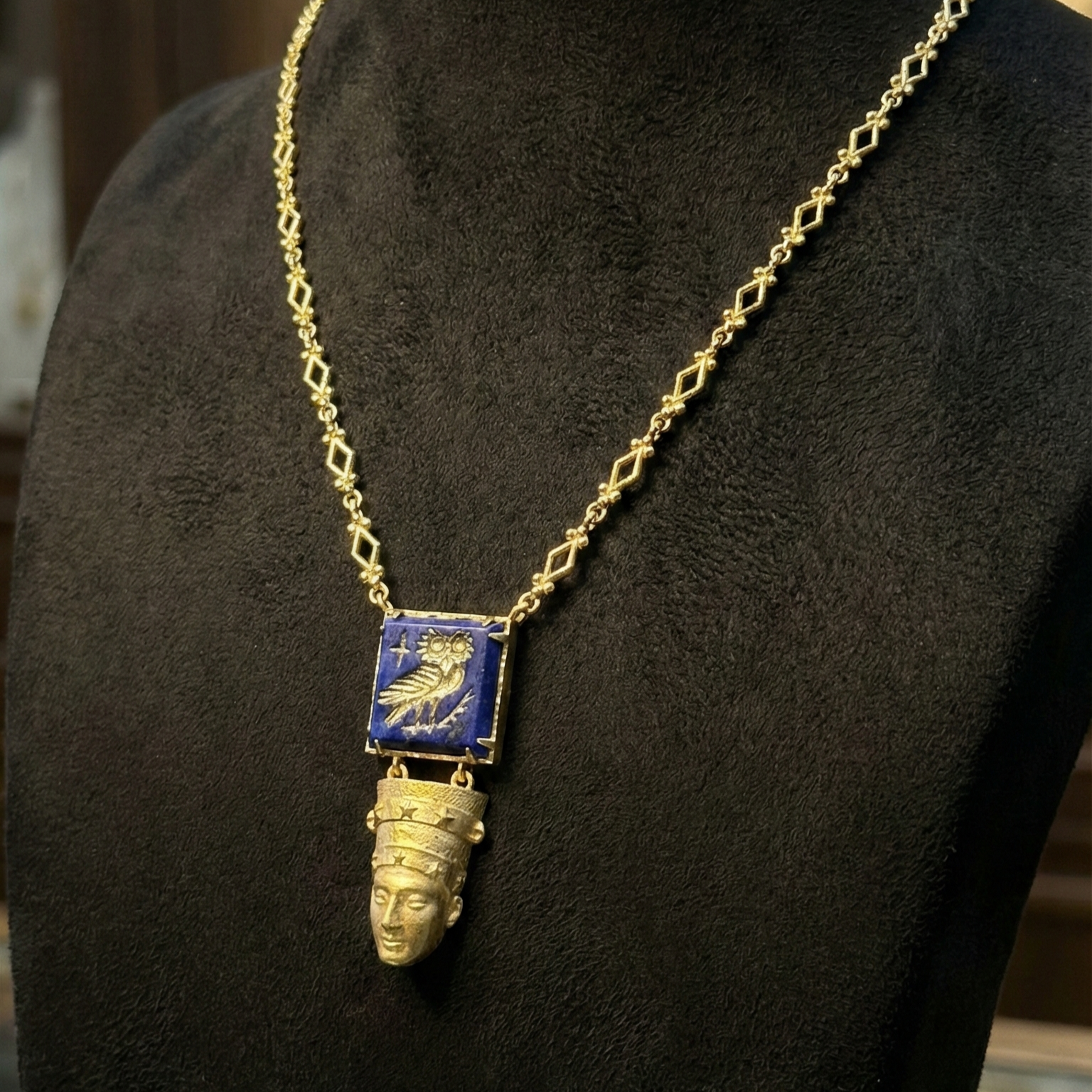 Lapis Lazuli Baykuş ve Nefertiti Büstü Madalyon Kolye