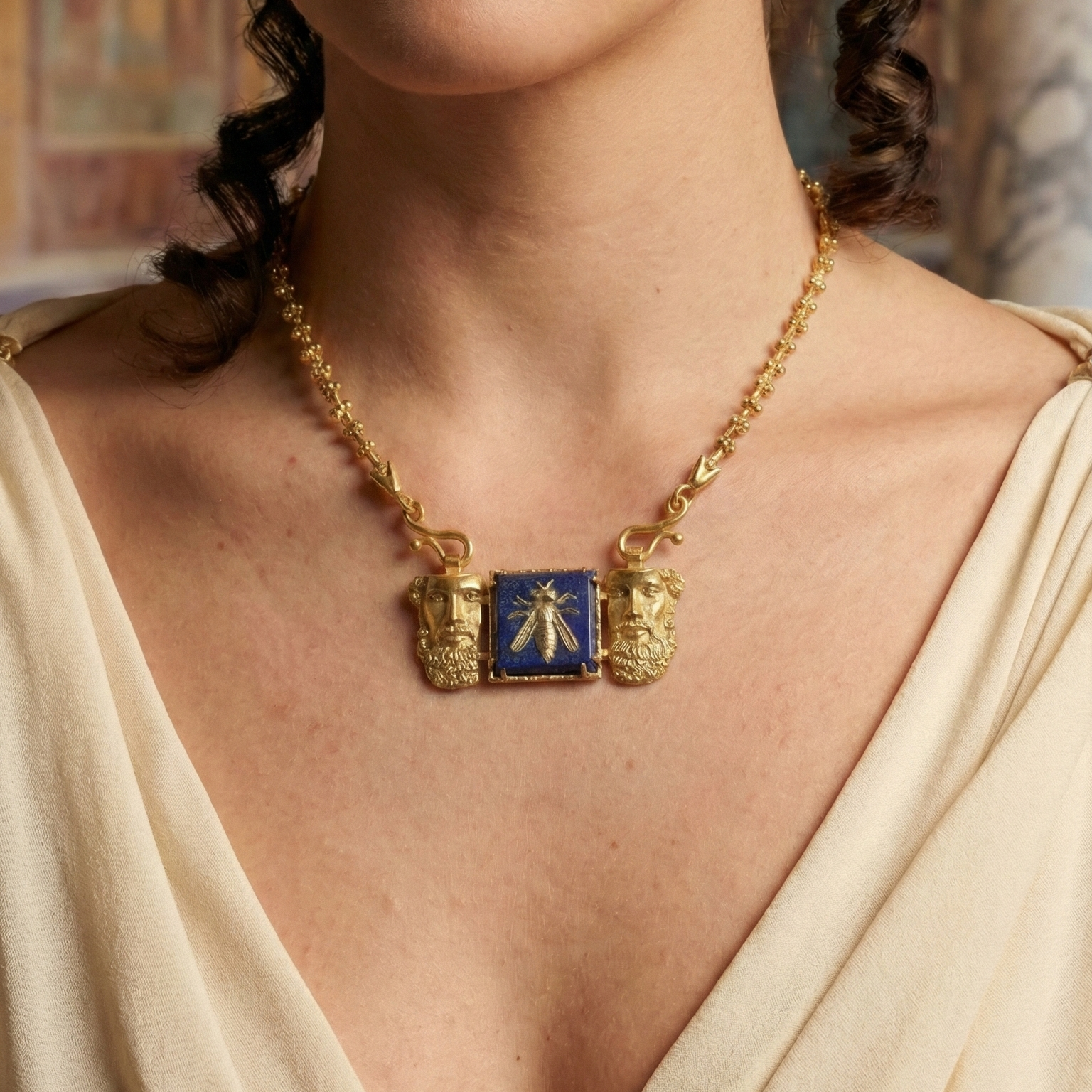 Antik Bilgelik: Zeus ve Arı Lapis Lazuli Madalyon Kolye