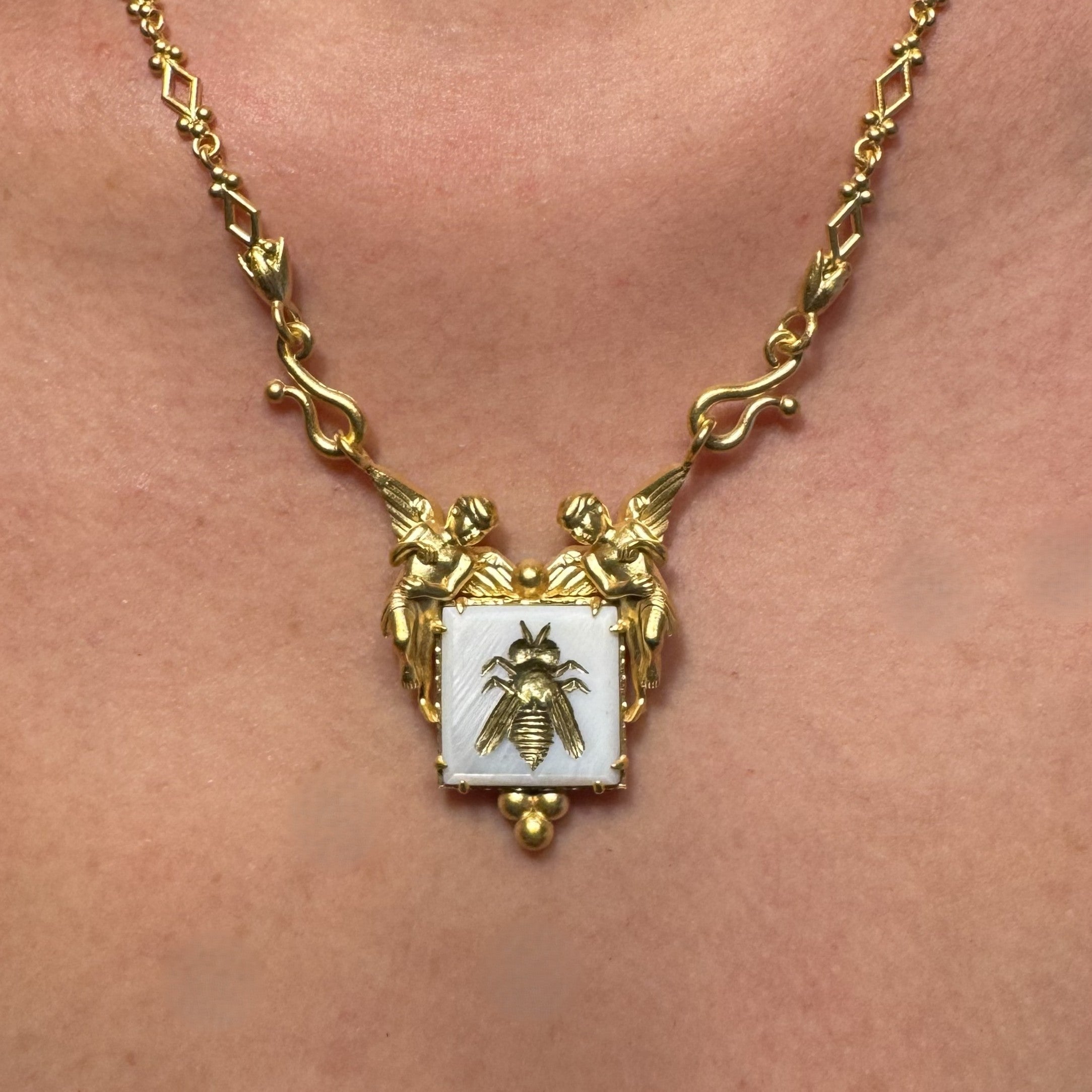 Antik Arı ve Melek Madalyon Kolye
