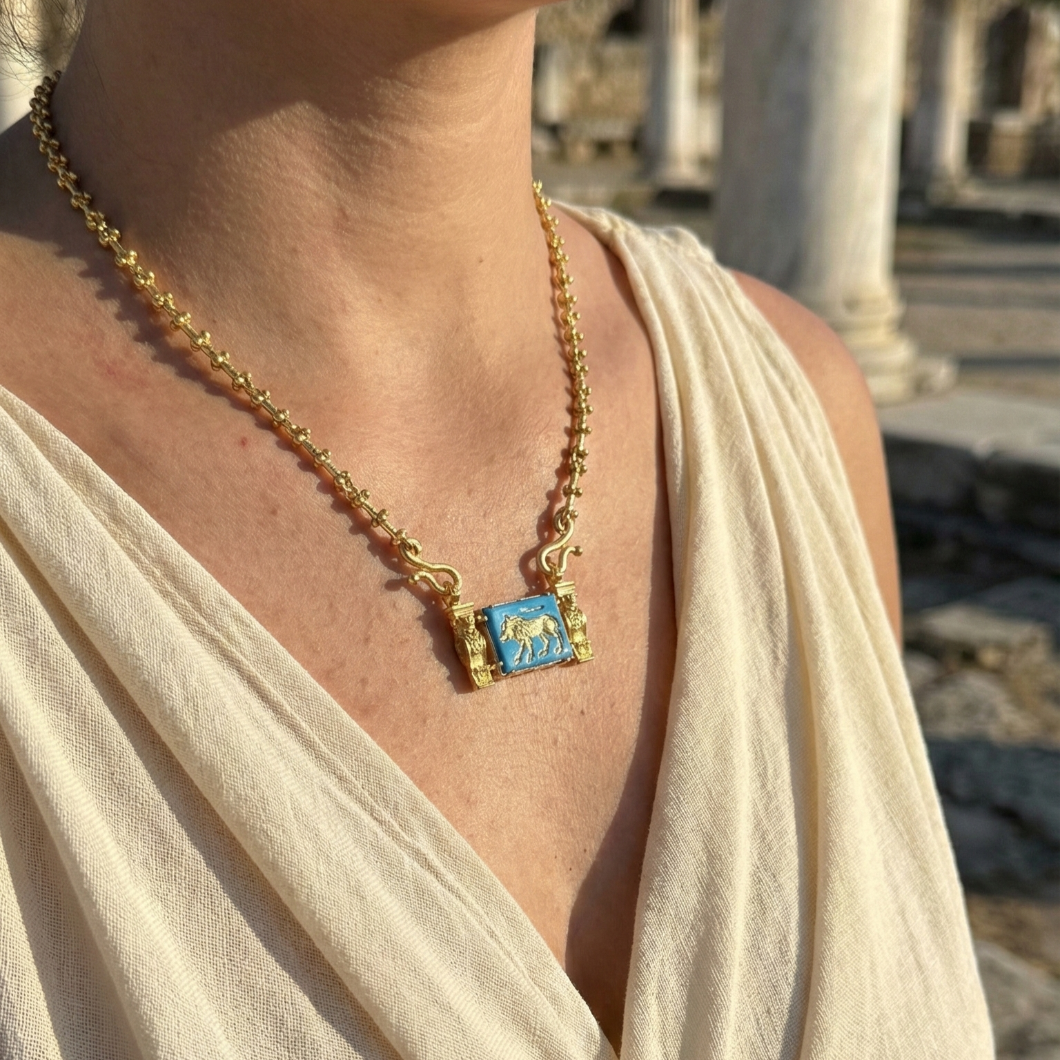 Aslan Sütunlu Firuze Taşlı Antik Kolye