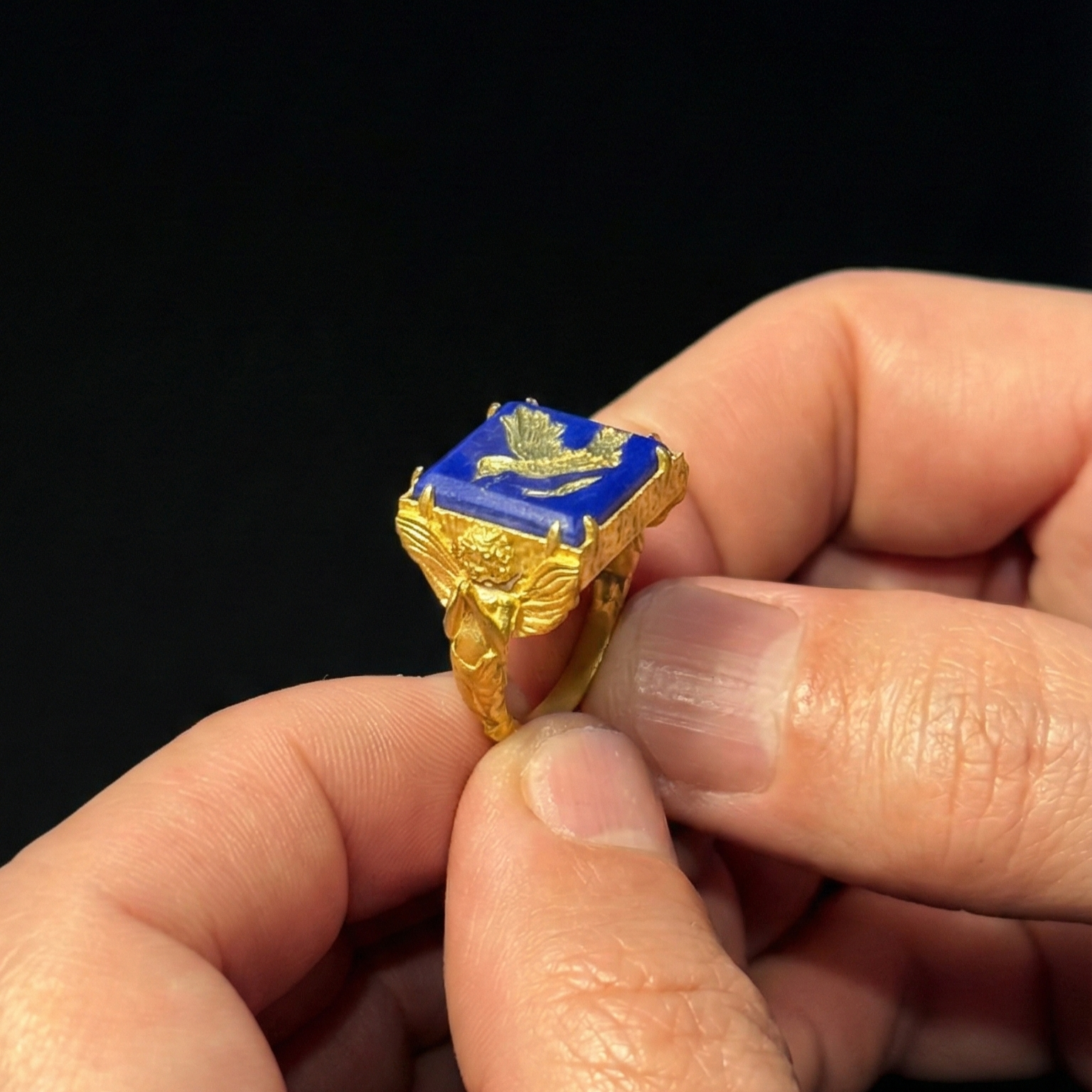 Antik Barış ve Koruma: Lapis Üzeri Altın Güvercin ve Melek Mühür Yüzük