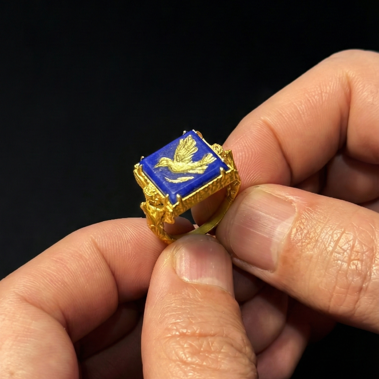 Antik Barış ve Koruma: Lapis Üzeri Altın Güvercin ve Melek Mühür Yüzük